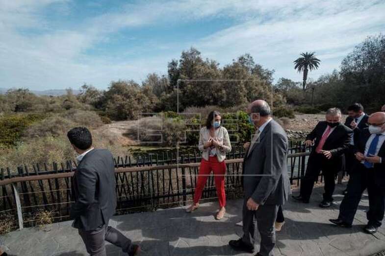 La ministra de Turismo, Reyes Maroto, visitó este miércoles la zona de Maspalomas (Foto EFE / Ángel Medina G.)